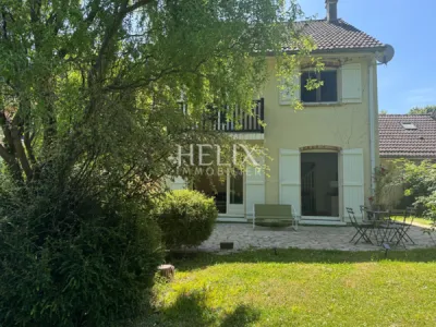 Dans secteur très privilégié de Fourqueux, proche du golf, du Lycée international de Saint -Germain-en-Laye et des accès A13/A14, une jolie maison édifiée sur un terrain de 390 M2.