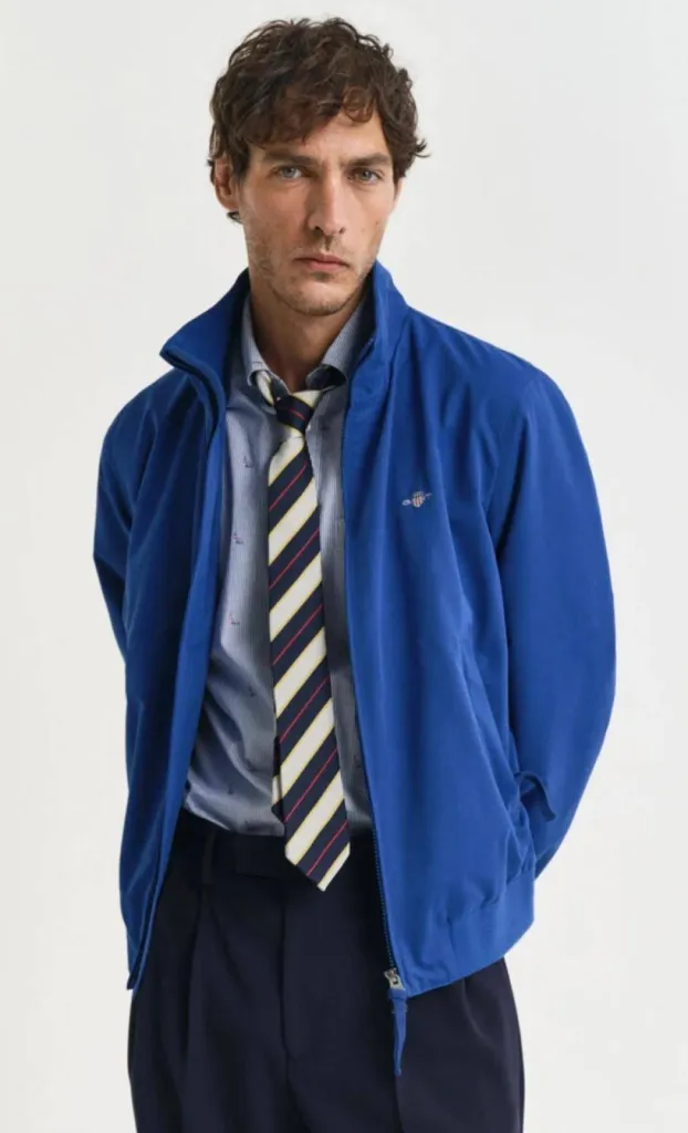 Veste Hampshire GANT Cobalt en polyester recyclé et coton – disponible chez La Suite by Urban Chic à Dieppe