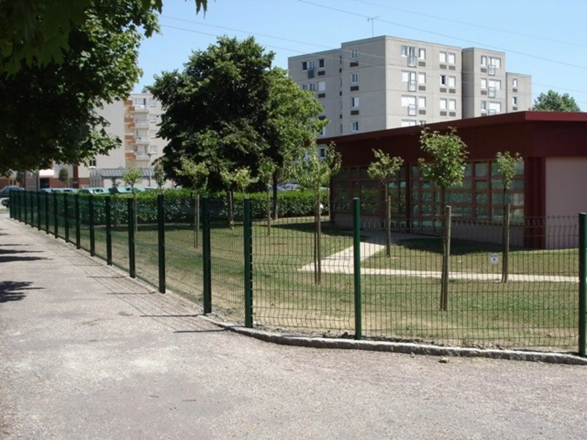 Pose de clôtures pour cour d'école à Pont Audemer
