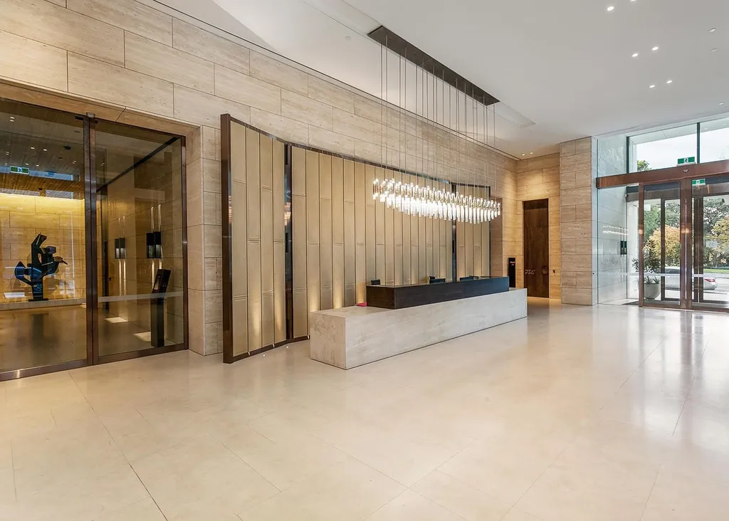 Travertin Navona blanc : pierre calcaire italienne aux teintes claires pour aménagement intérieur