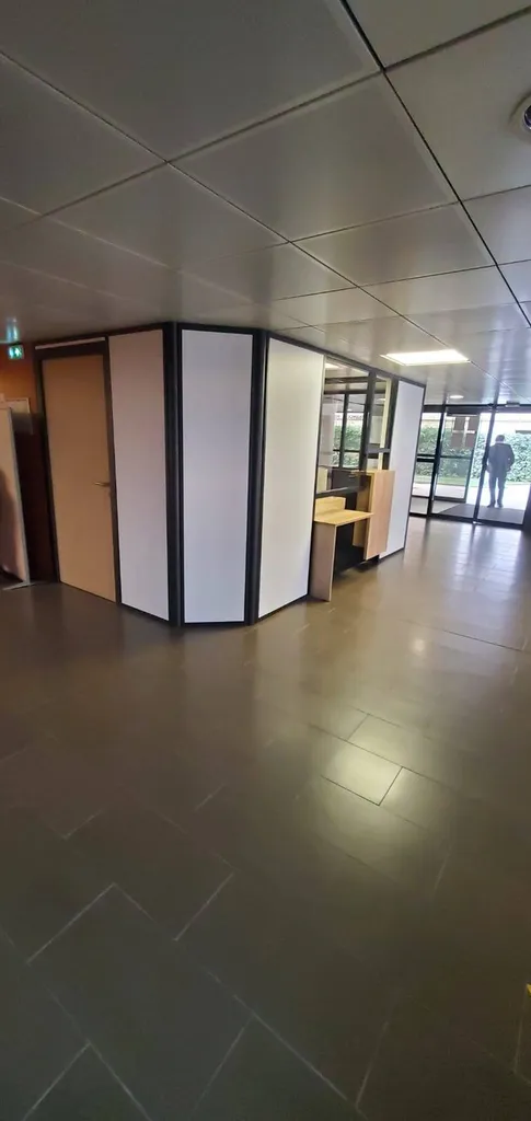 Cloisons amovibles et modulaires entourant une banque d'accueil à Alès