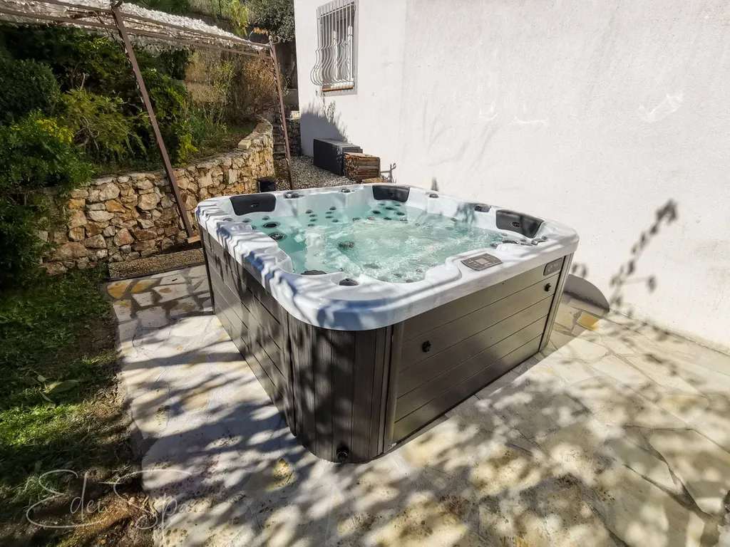 jacuzzi canadien exterieur les pennes-mirabeau