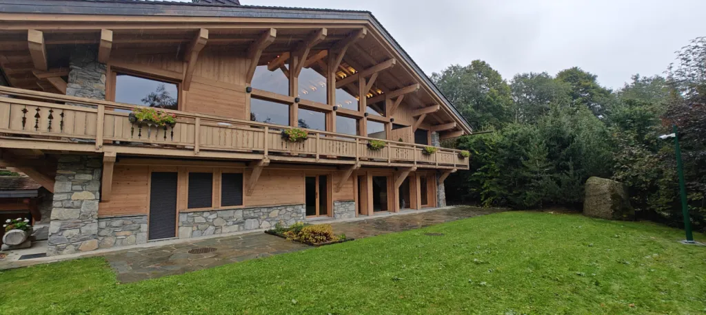 Installation d'un système de vidéosurveillance périmétrique AVIGILON pour la protection d'un chalet à Megève avec analyse d'image et raccordement à un télésurveilleur Installation d'un système de vidéosurveillance périmétrique AVIGILON pour la protection d'un chalet à Megève avec analyse d'image et raccordement à un télésurveilleur