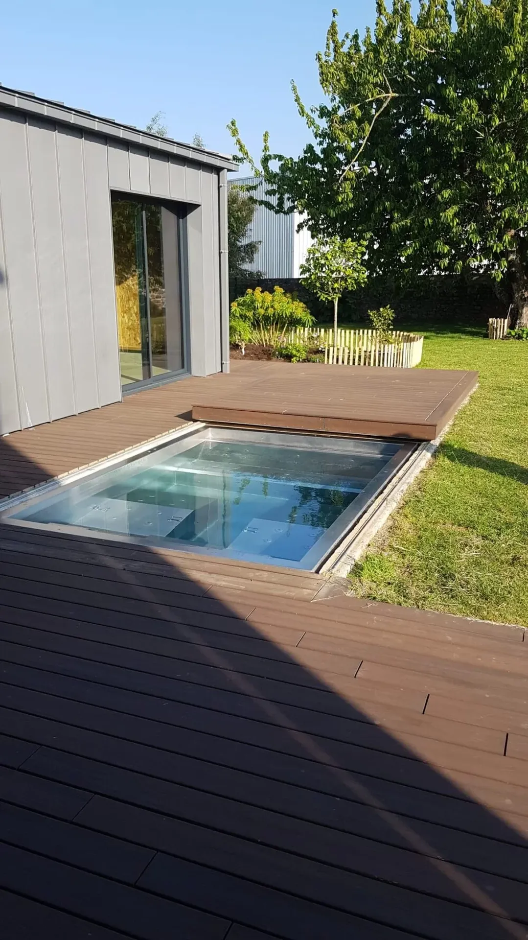 Création et pose d'un spa inox de 2x3m avec 4-5 places avec terrasse coulissante pour une protection et fermeture solide à Pléneuf Val André en Bretagne