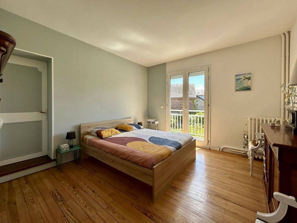 À vendre par Terres et Demeures de Normandie, cette maison offre un cachet unique et un charme intérieur incomparable.