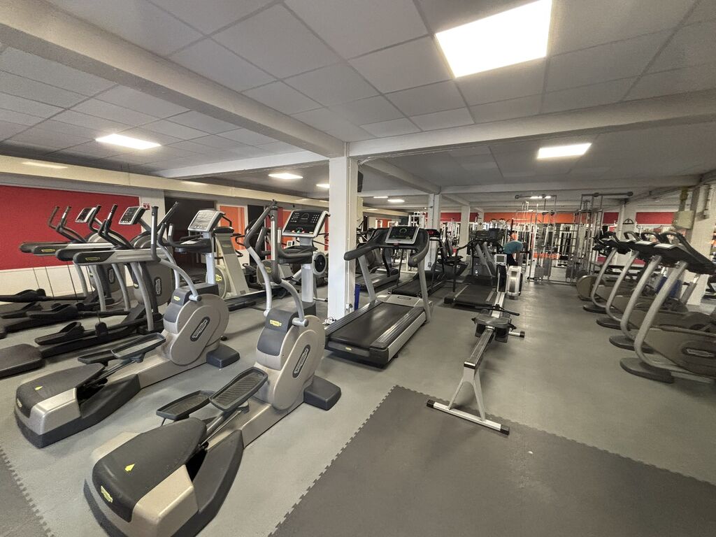 A vendre, local commercial de 966 m² et 9 places de stationnements