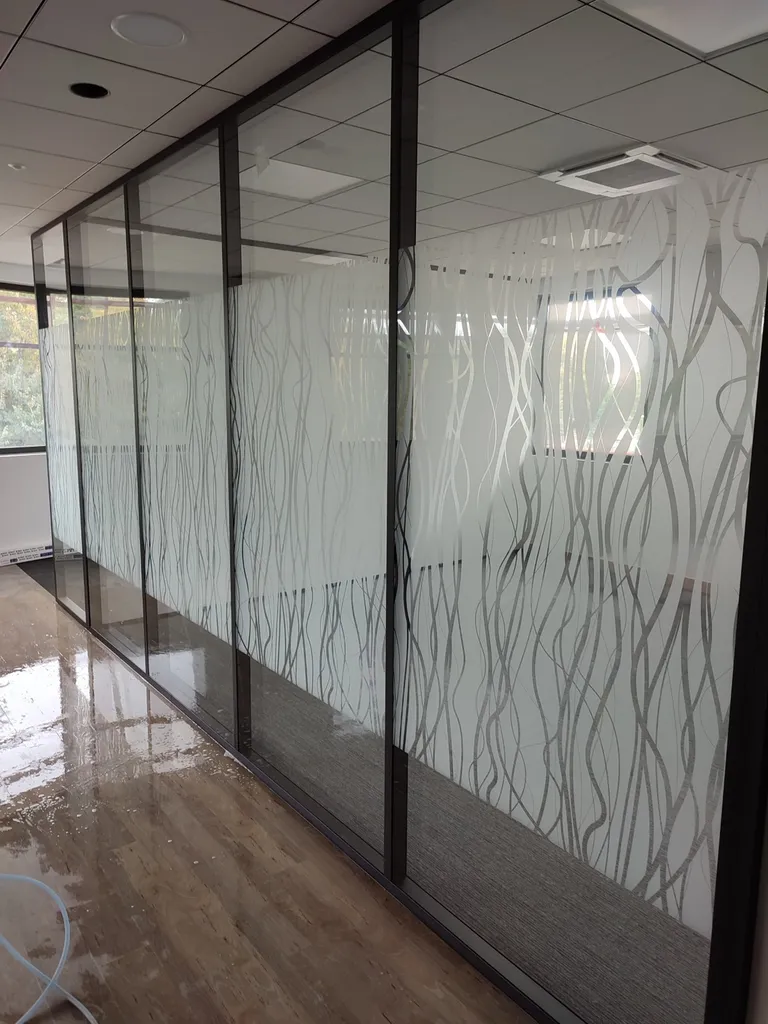 FILMS VITROPHANIE SUR BAIES VITRÉES ENTREPRISE 