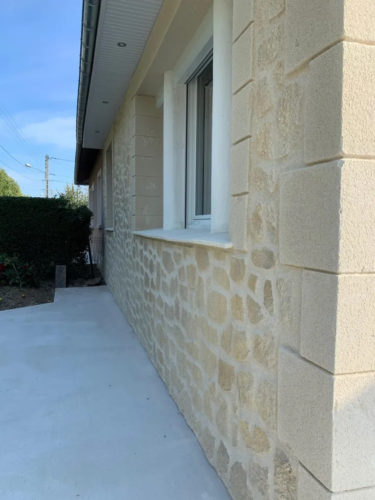 Réalisation d'un ravalement avec enduit projeté à la chaux aérienne par l'entreprise artisanale DRM Rénovation sur Le Havre (76)