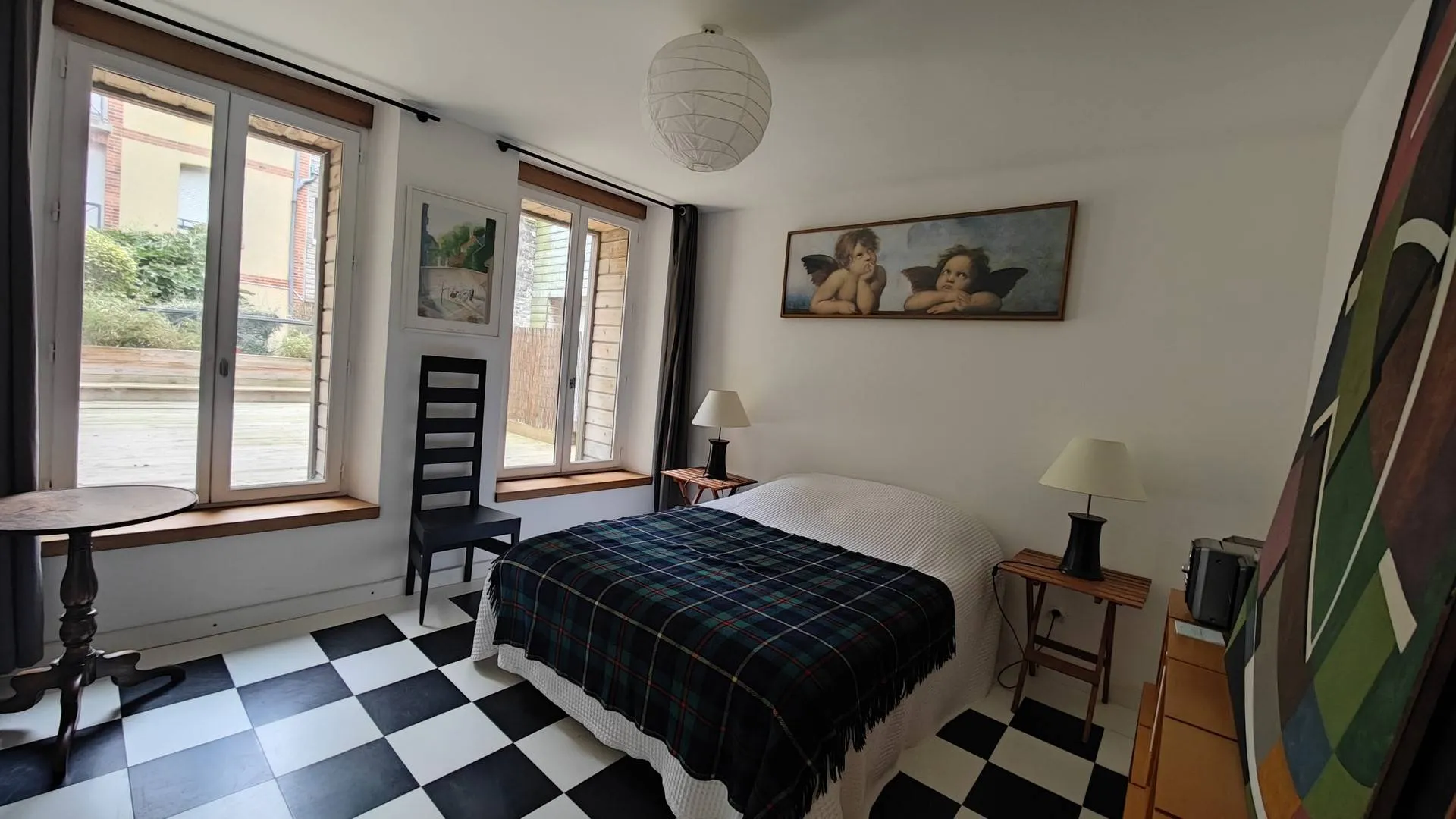 A vendre : Lumière et Sérénité dans le Séjour - Le séjour de ce triplex baigne dans une douce lumière naturelle, créant ainsi une atmosphère chaleureuse et apaisante, idéale pour partager des moments précieux en famille et entre amis.