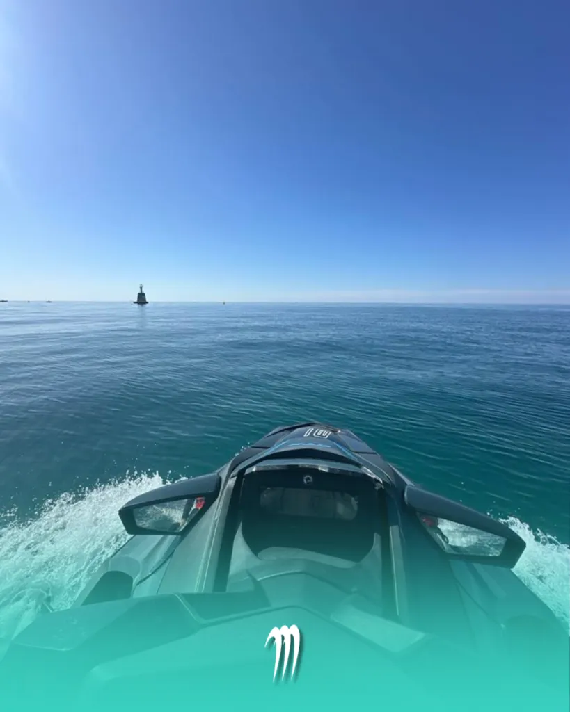 Panorama sur les falaises noires depuis un jetski en balade au Cap d’Agde : un décor unique en Méditerranée.