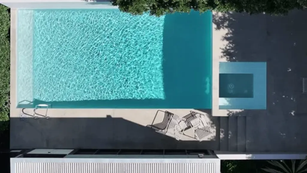 Aloha piscines - Installation d'une piscine à coque avec pompes à chaleur inverter pour maitriser ses coûts