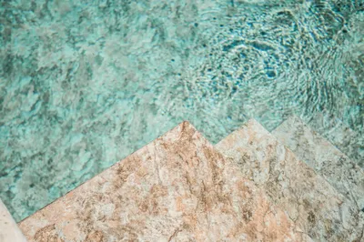 PVC armé uni ou avec motifs pour étanchéité piscine à Alès et Sommières