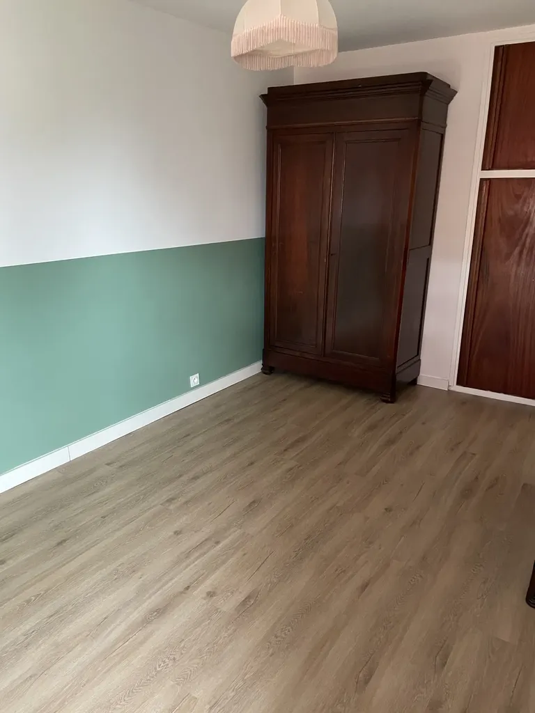 Chambre rénovée avec aménagement moderne dans cet appartement à Tassin-la-Demi-Lune