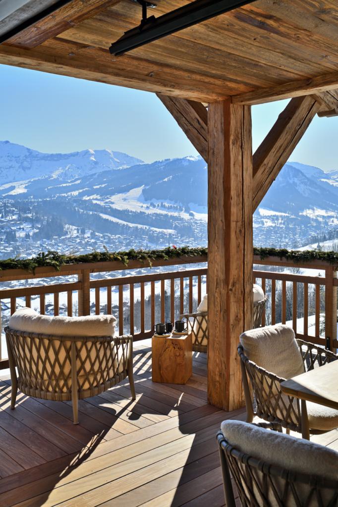 Construction d'une terrasse en bois abritée sur mesure de 50m² dans un chalet haut de gamme à Saint-Gervais-les-Bains