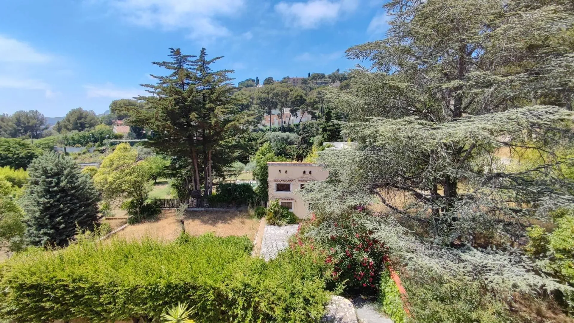 Vente maison Cassis  avec terrasse vue dégagée, garage et dépendances