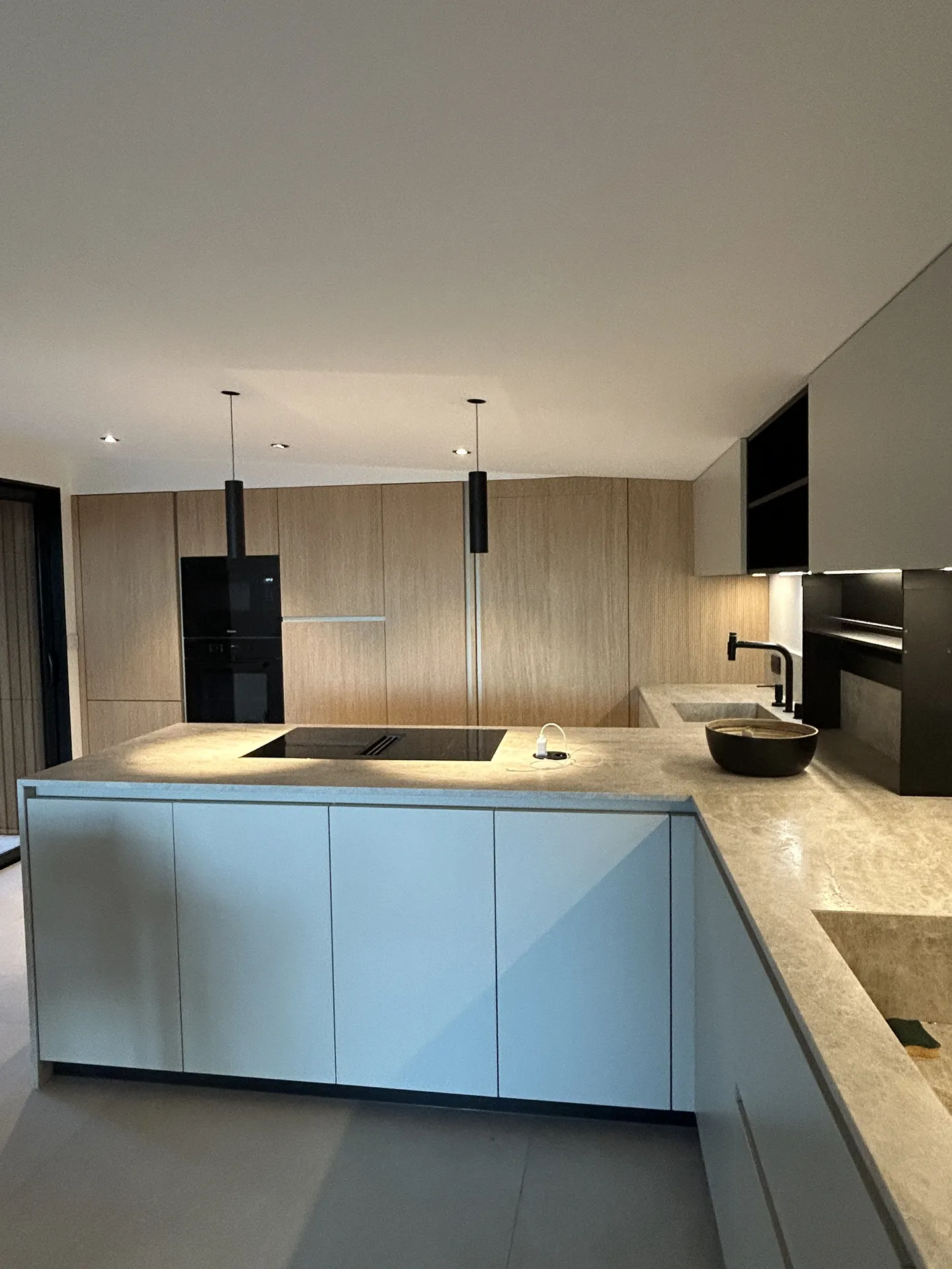 Cuisine originale moderne blanc et bois sur mesure à La Cadière d'Azur dans le Var : fabrication italienne