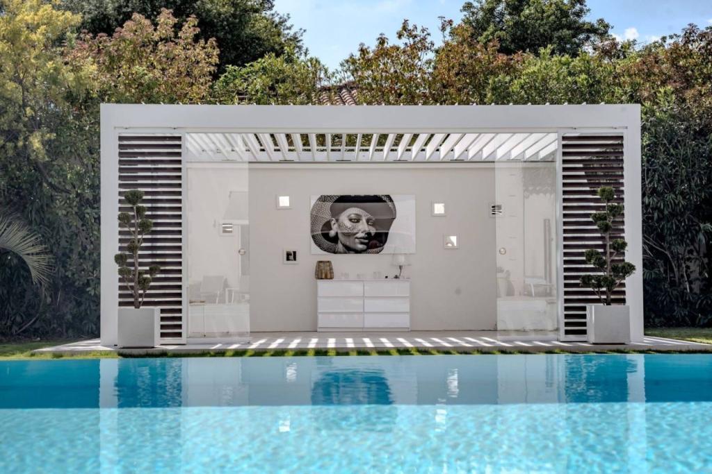 Installation d'une pergola bioclimatique avec options à La Barben (13) ##https://renson.rossipro.fr/details-installation+d+une+pergola+bioclimatique+avec+options+a+la+barben+13-723