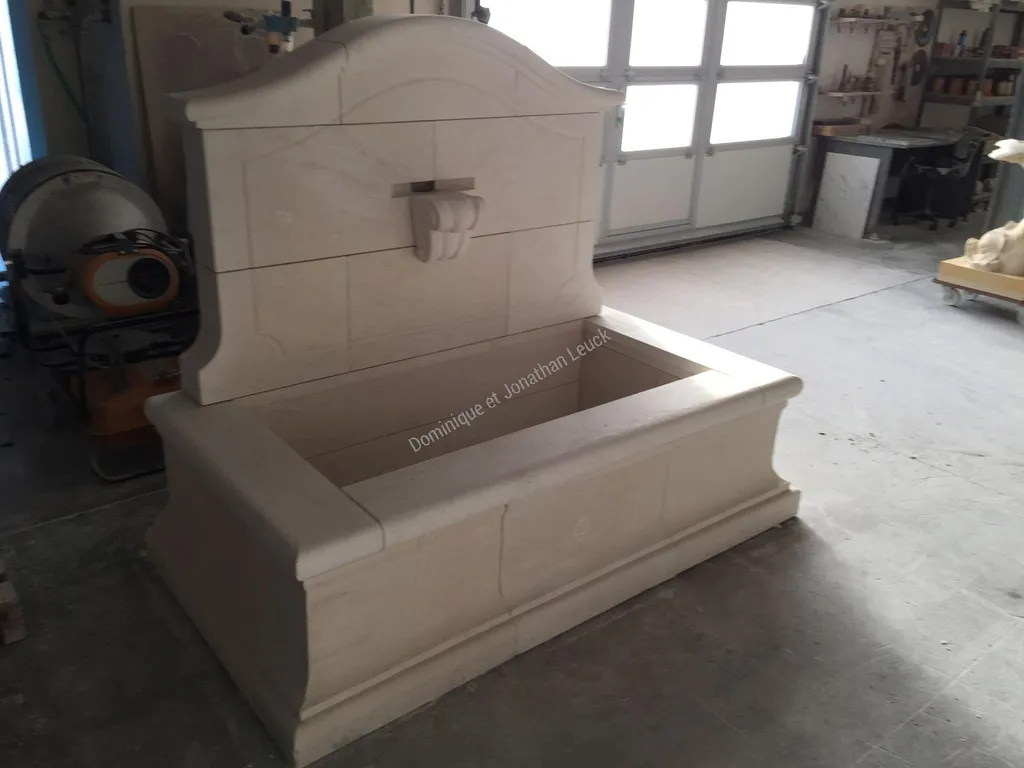 Fontaine murale sur-mesure en pierre d'Estaillades