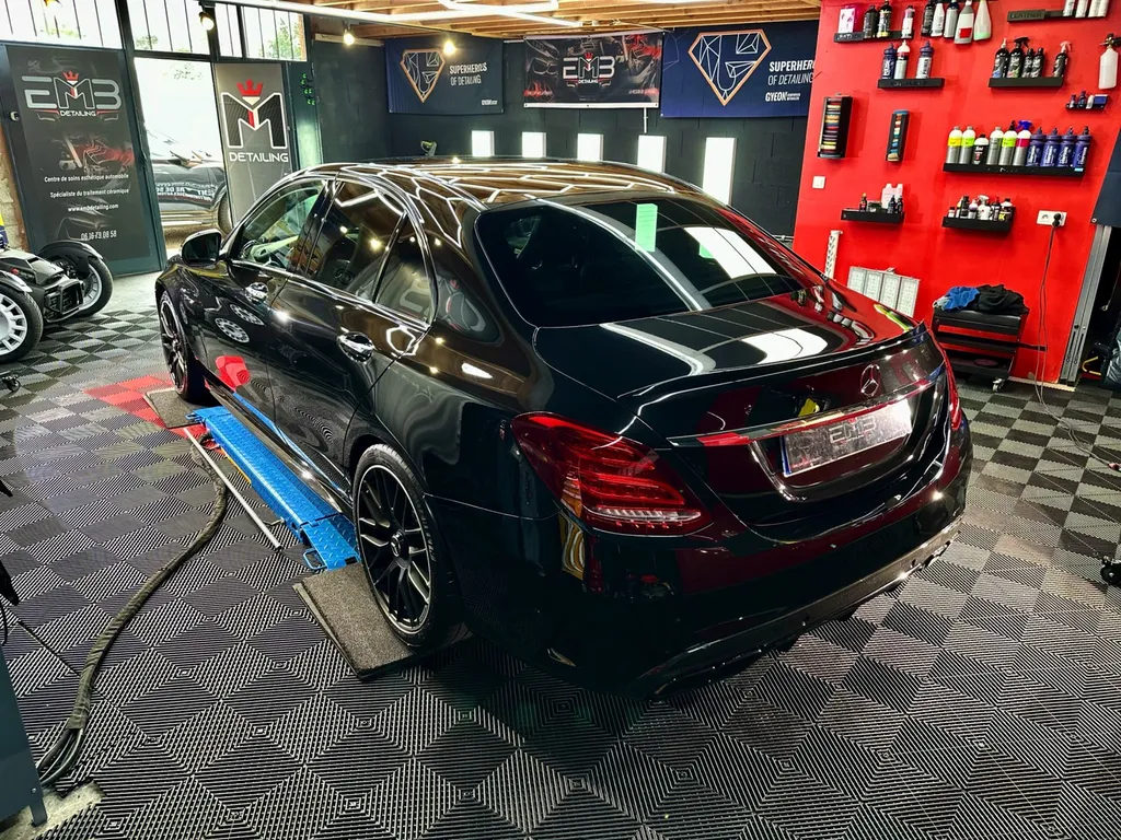 Detailing auto rénovation carrosserie lyon traitement céramique Mercedes C63 AMG