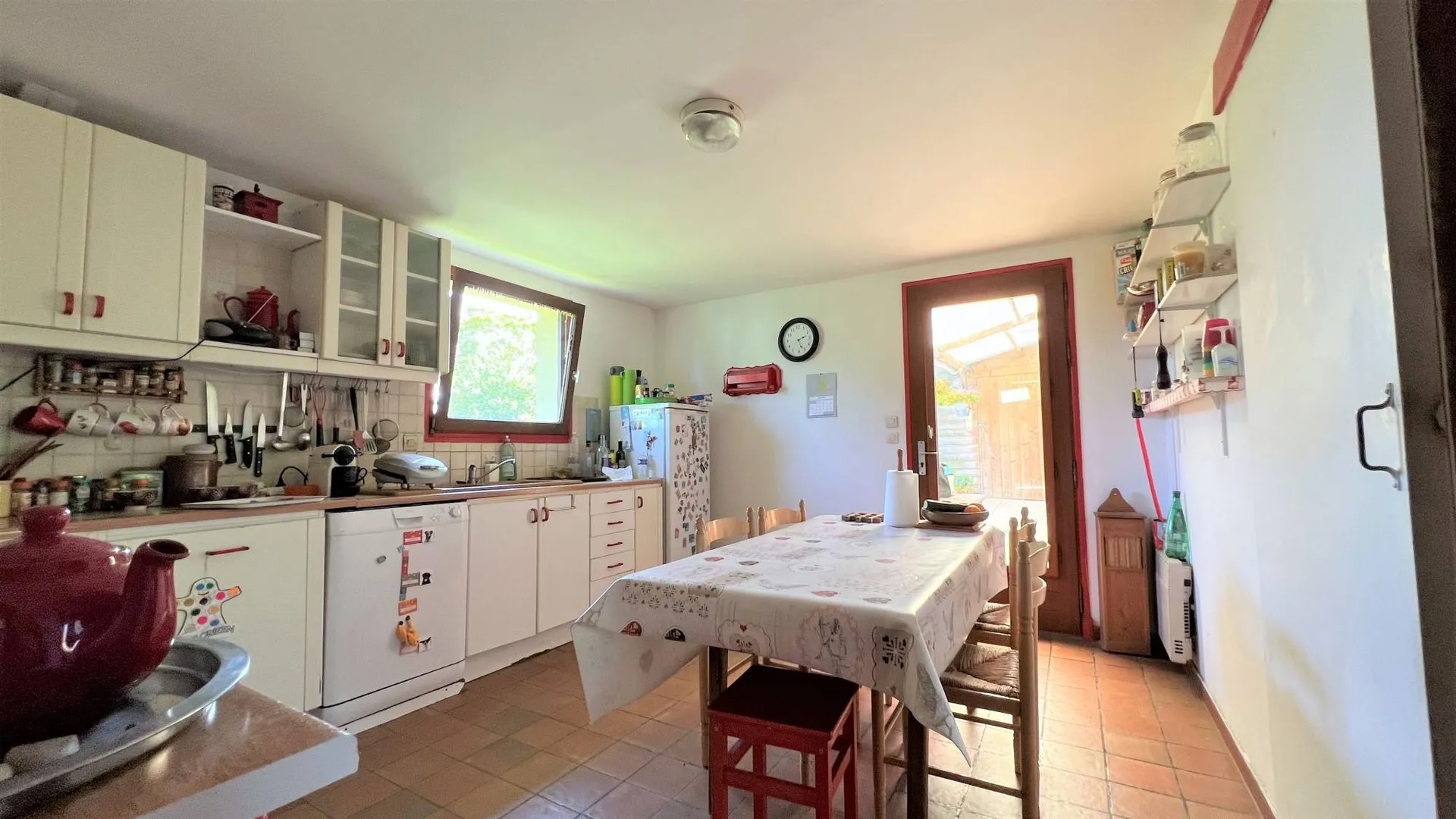 Une cuisine aménagée et équipée