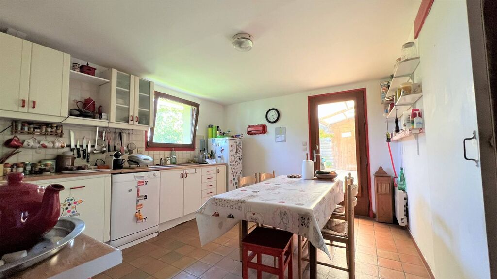 Une cuisine aménagée et équipée