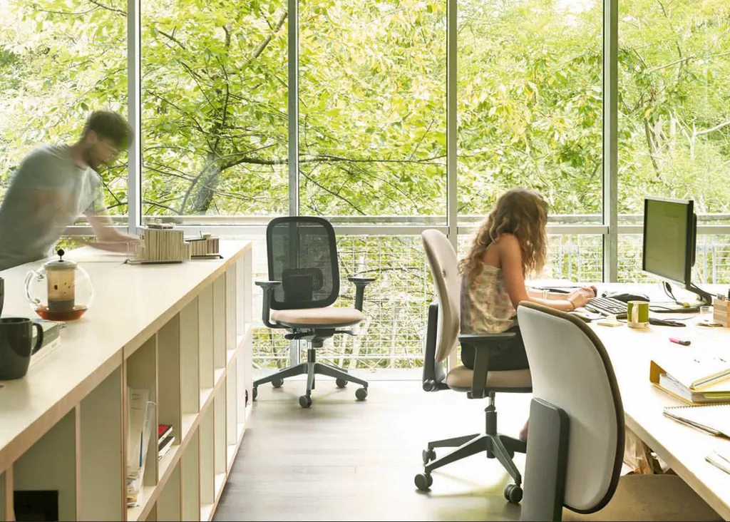 Espace de travail avec Fauteuil Alaia Sokoa à Bagnols Sur Cèze