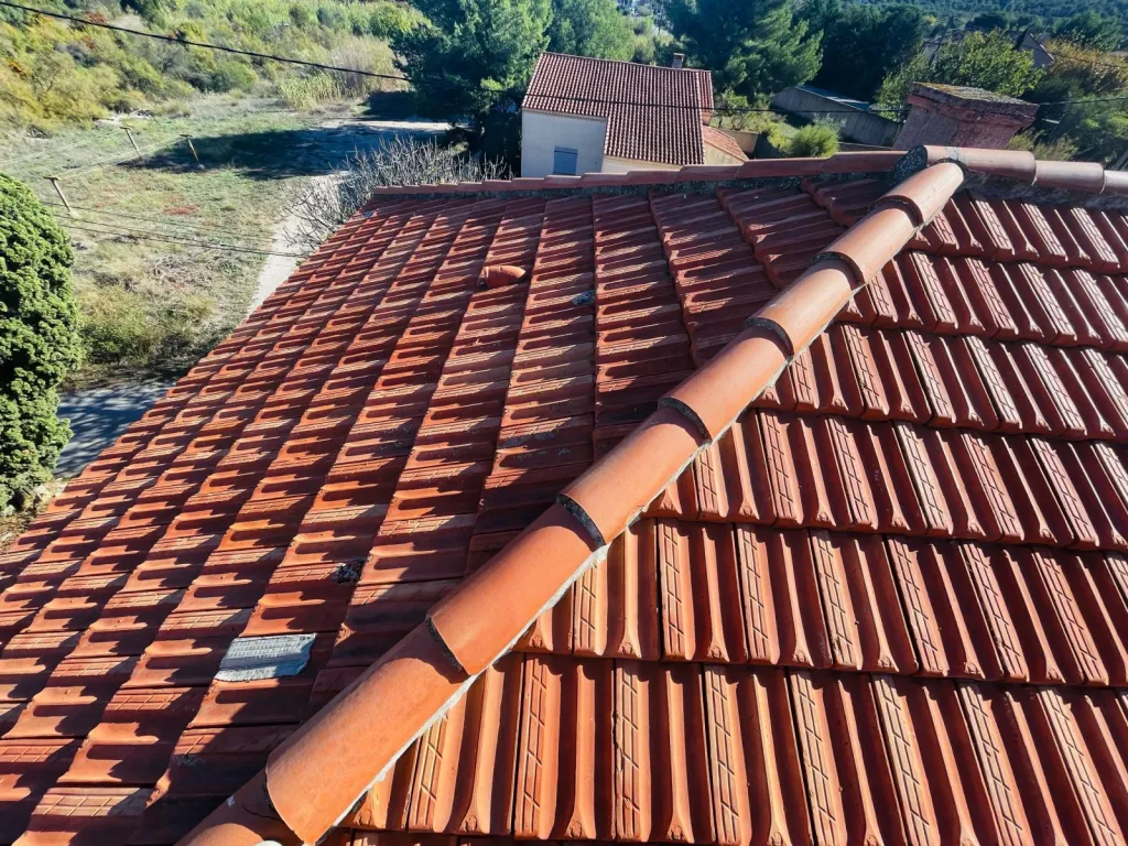 Réalisation des couvreurs de Solutoiture sur une changement de toiture de maison près de Aix en Provence