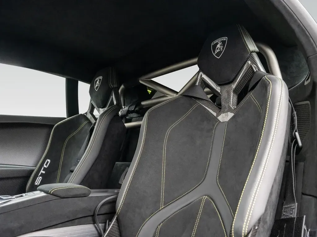 lamborghini-huracan-sto-sieges-carbone-harnais