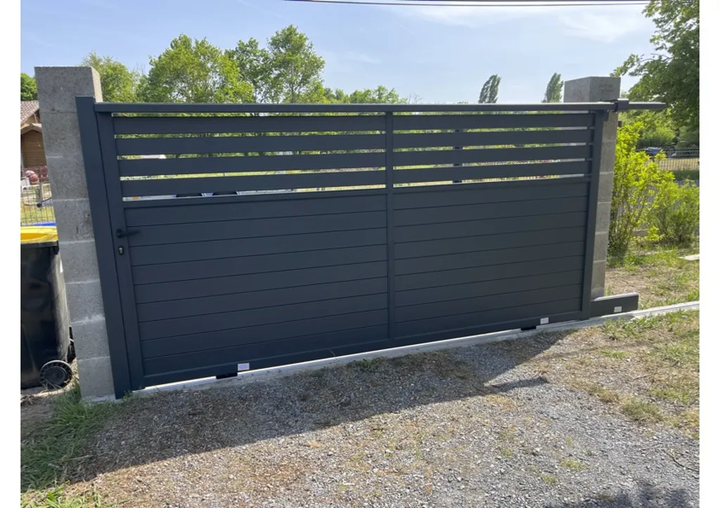Pose d'un portail coulissant en Aluminium gris anthracite sur la commune de Mios proche Bassin d'Arcachon