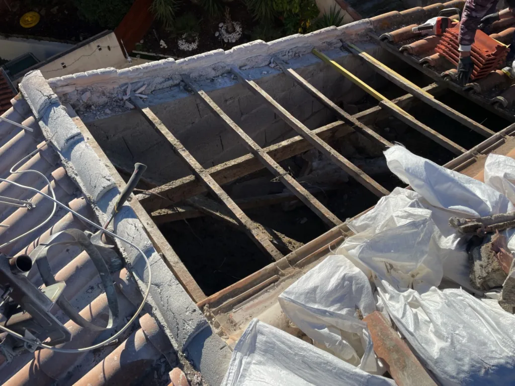 Intervention de couvreur sur un enlèvement de cheminée de maison près de Martigues