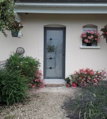 Porte d'entrée en aluminium avec vitrage décoratif à Dijon