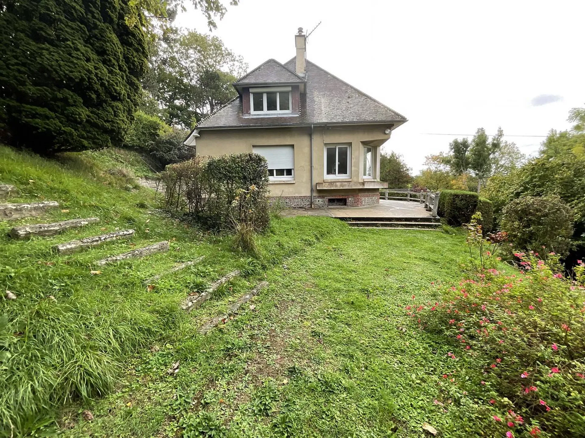 Vends maison des années 1950 d'une superficie d'environ 147m² sur son parc de 4480m² clos.