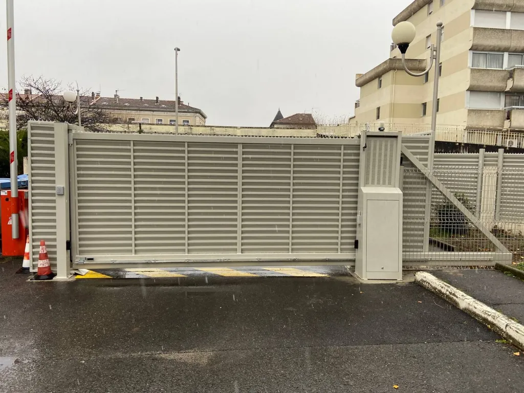 Installation de portail autoportant en acier pour sites sensibles en PACA