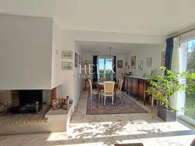 Le Mesnil le Roi-Maison de 153m2 avec vue sur Paris La Défense sur 850m2 de terrain comprenant 4 chambres, un double séjour très lumineux avec cheminée, un sous-sol total avec double garage.