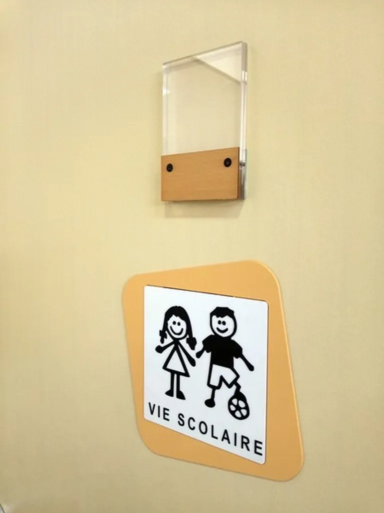 Conception de plaques en relief pour établissement scolaire à Valence dans la Drôme : signalétique accessible pour élèves malvoyants