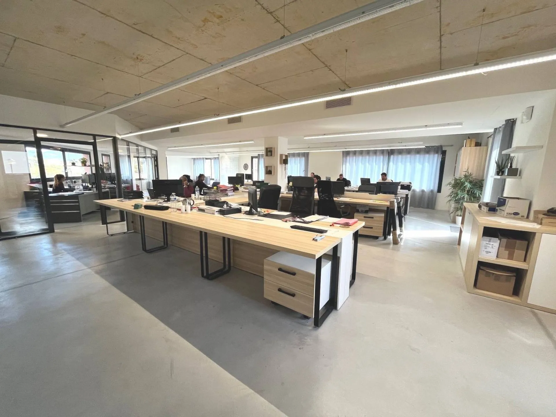 Bureaux à vendre Roquefort la Bédoule  1 000m² sur deux bâtiments