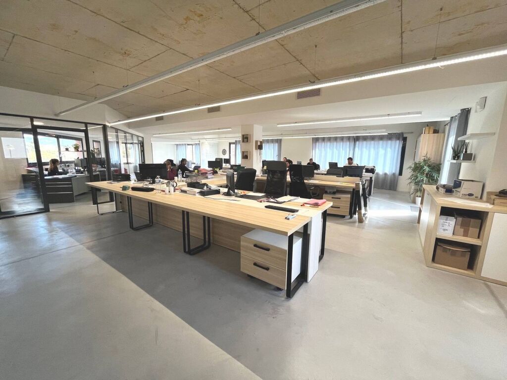 Bureaux à vendre Roquefort la Bédoule  1 000m² sur deux bâtiments