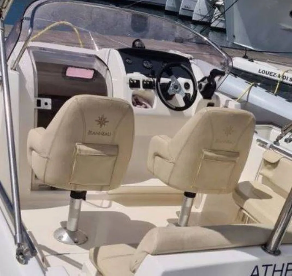 Location de bateaux à moteur sundeck au port de Bandol