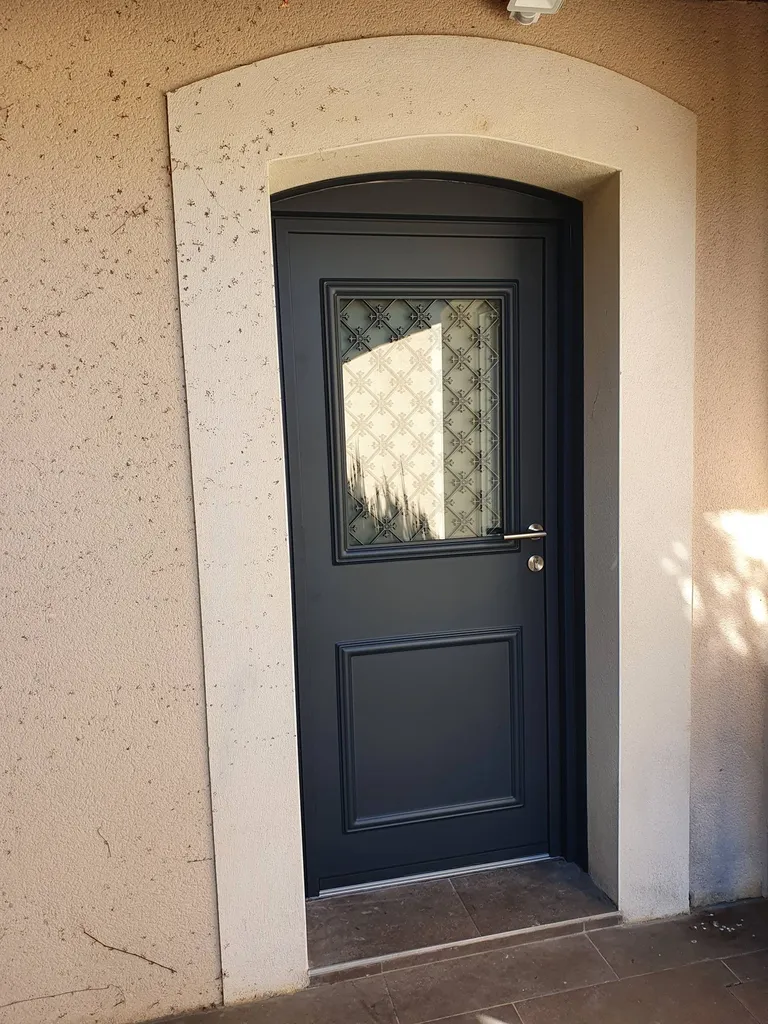 pose porte aluminiu gris foncé tradition à villefranche sur Saône 