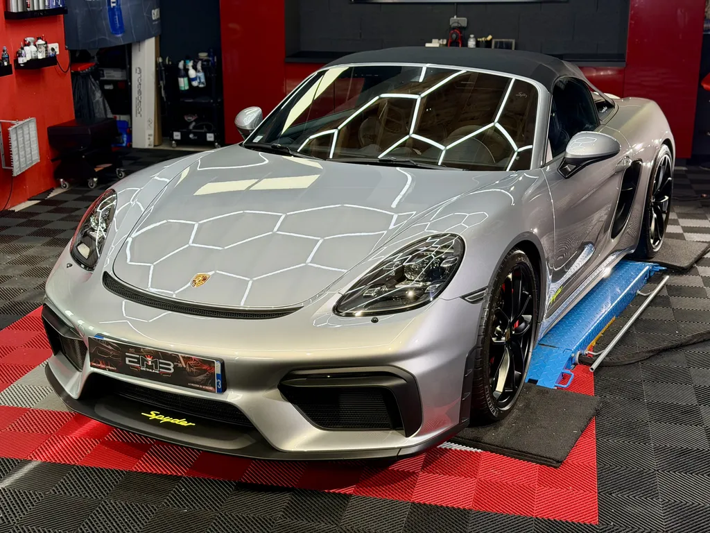 Traitement céramique GYEON Infinite Type 2 et polissage complet sur Porsche Boxster Spyder près de Lyon par EMB DETAILING