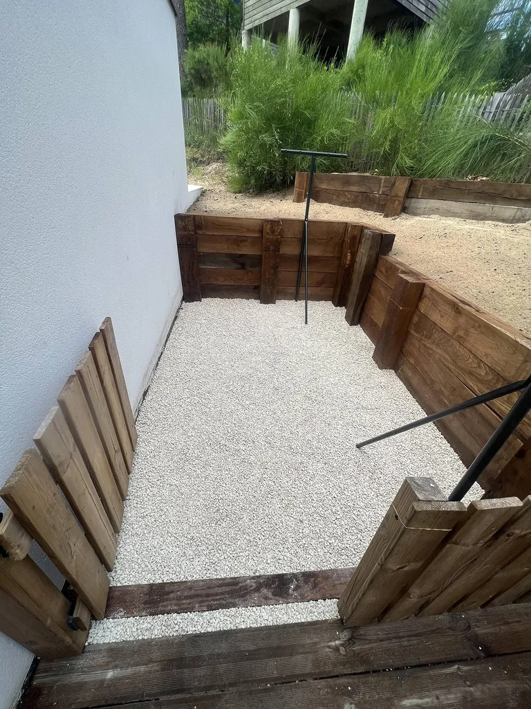 Création d'une retenue de sable avec des traverses en chêne à Mimizan