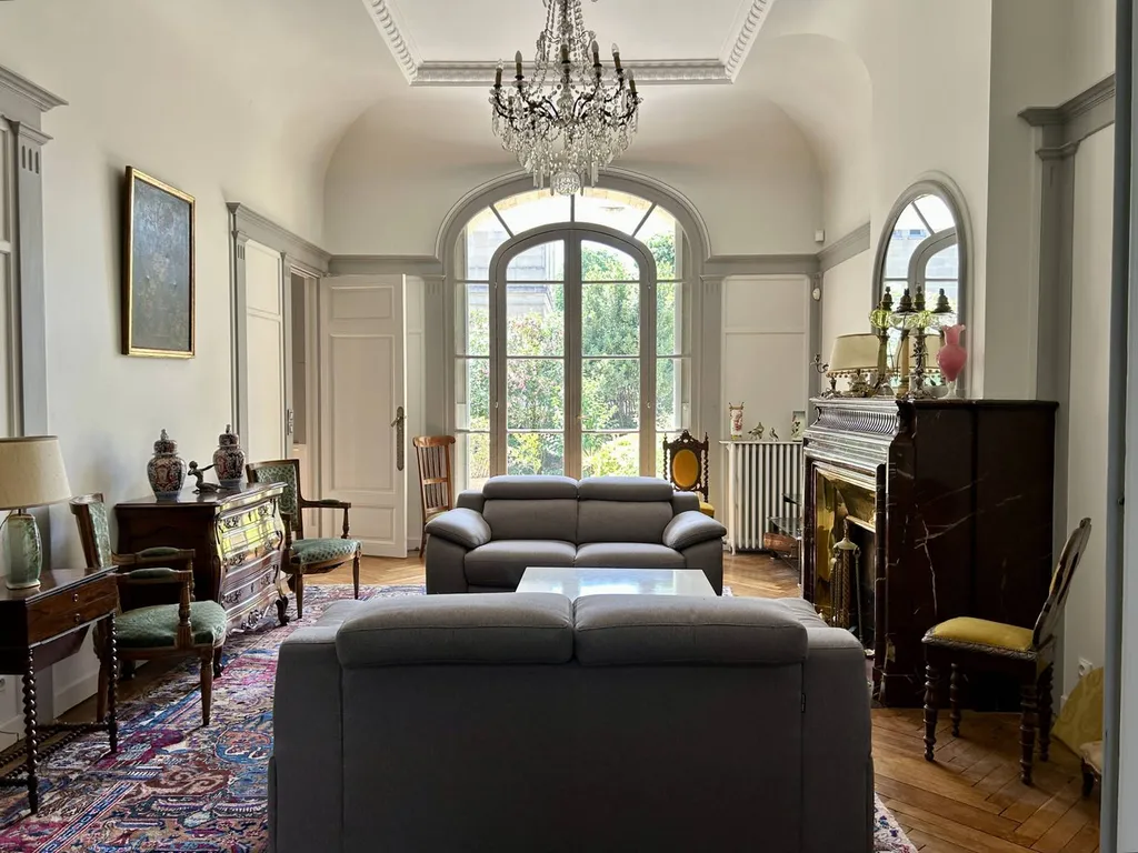 Acheter une Maison Bourgeoise  à BORDEAUX  Chateau Labottière /Jardin Public  proche Barrière du Medoc Double Garage Jardin Piscinable sous-sol 100M2 Prestations anciennes