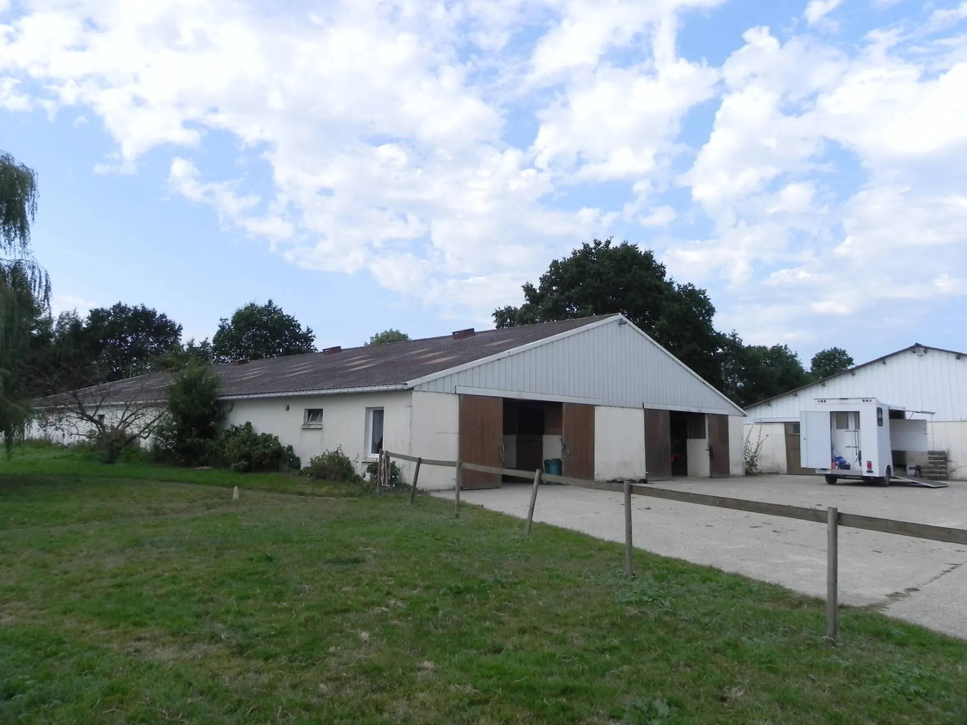 L'agence immobilière Terres et Demeures de Normandie située à Lisieux 14100, 41 avenue Victor Hugo, vous propose de venir visiter dans un cadre privilégié, à 5 km de Lisieux, ce Haras parfait pour de l'élevage ou de l'entraînement et installé sur 15
