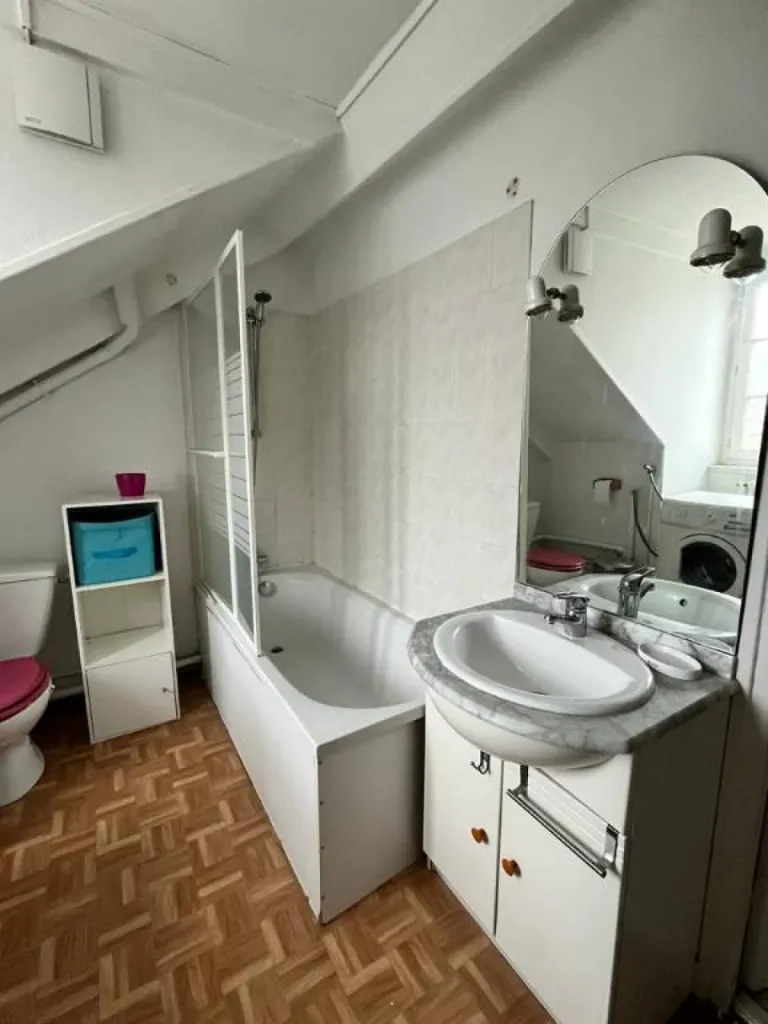 Situé au 26 rue d'Elbeuf à Rouen (rive gauche)