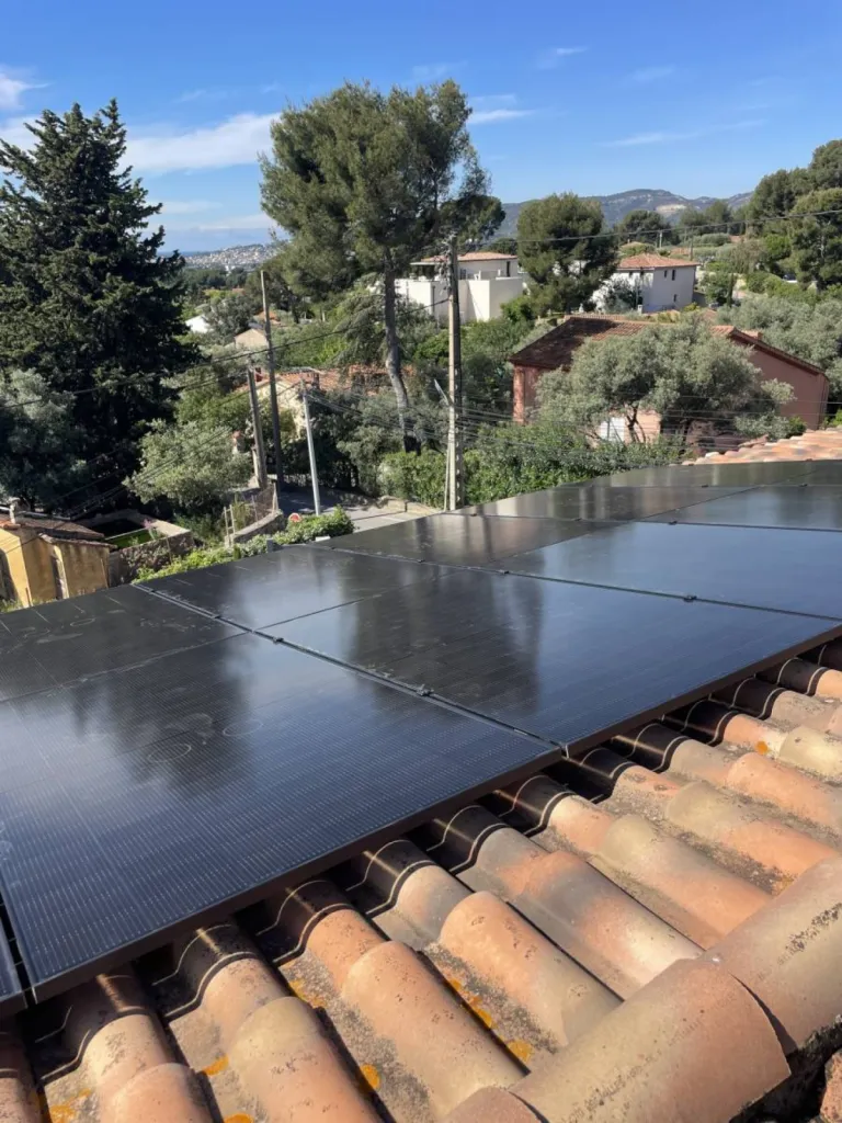 Pose de panneaux photovoltaïques sur une maison à Ceyreste avec Provence Energie Solaire Services basée à La Ciotat 
