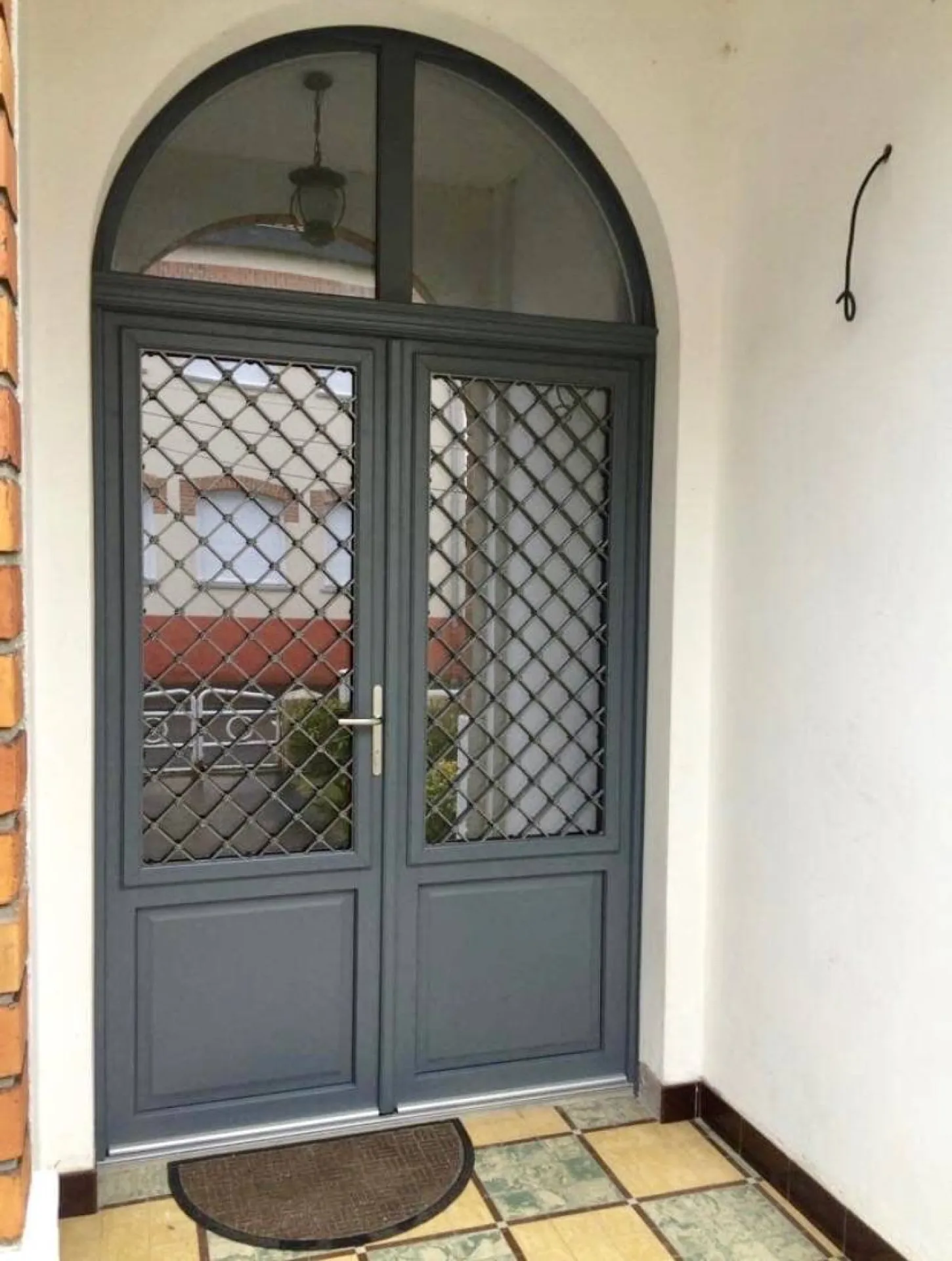 Entreprise de menuiserie pour la vente et pose d'une porte d’entrée PVC proche de Honfleur (14)