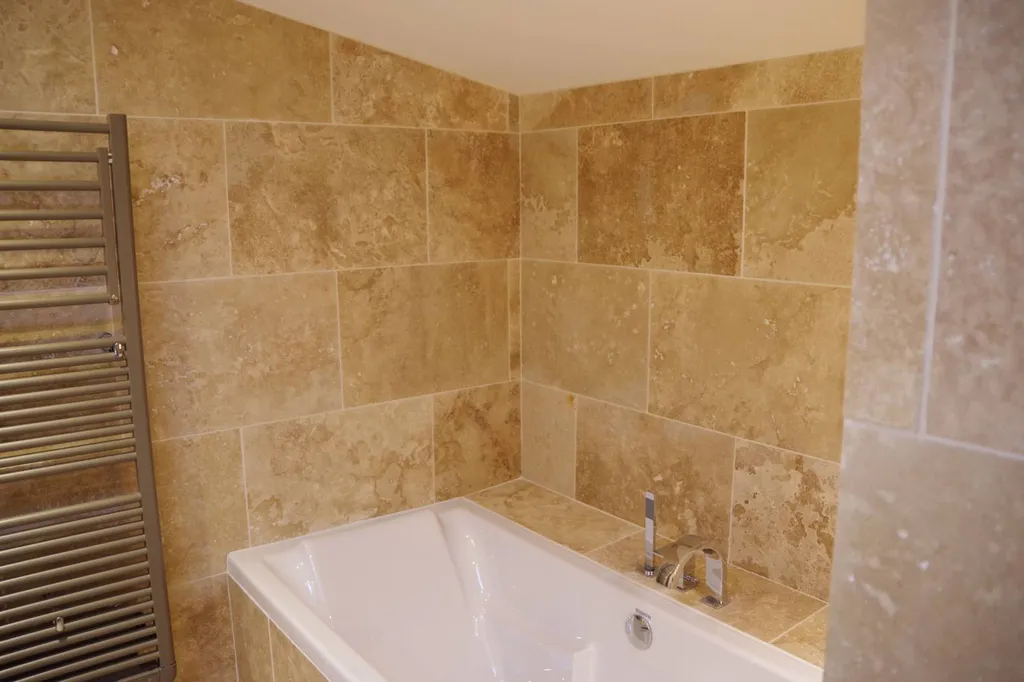 Poser du travertin mix dans une salle de bain en Gironde