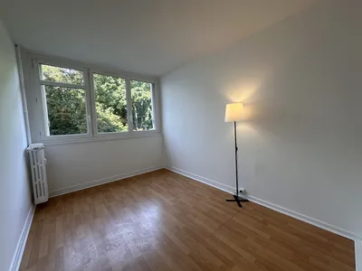 Au Pecq Centre, dans une résidence familiale avec gardien et espaces verts, 3 pièces meublé rénové, traversant Est-Ouest, balcon