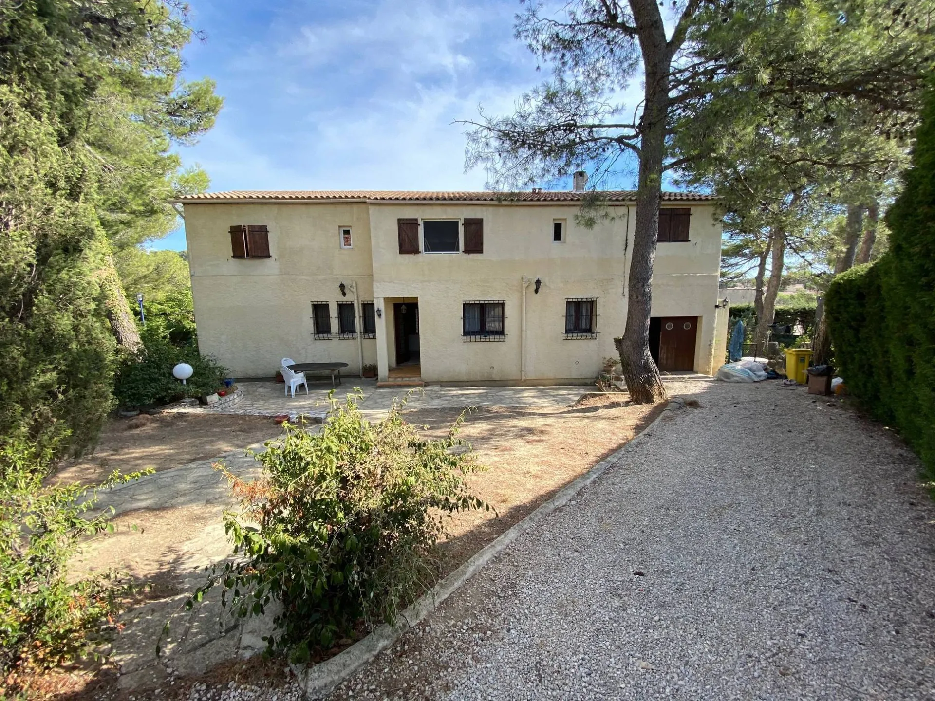 Vente villa avec piscine, terrain plat  carnoux