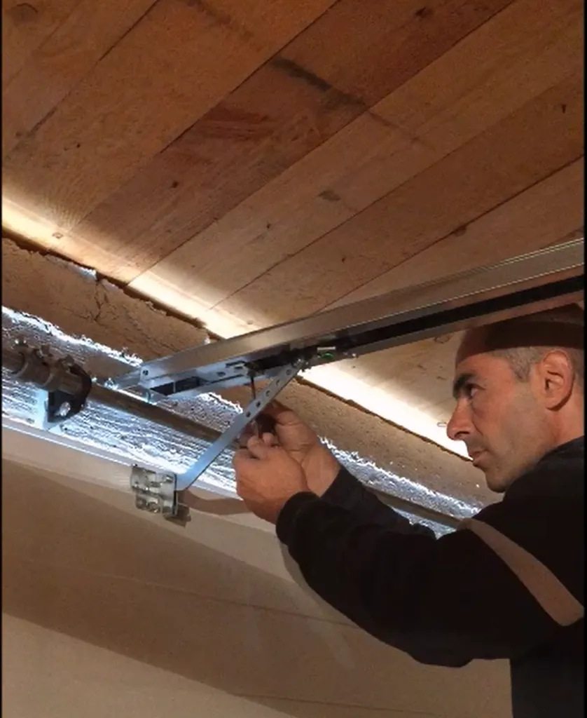 Remplacement moteur et rail sur porte de garage sectionnelle motorisée Hormann à Aix en Provence par ABD Dépannages Les Pennes Mirabeau 